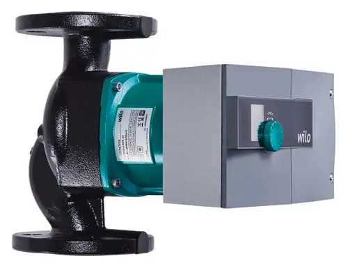 Hocheffizienzpumpe mit grauem Gehäuse und einem Bedienelement. An einem schwarzen Pumpengehäuse montiert, von der Marke Vaillant.